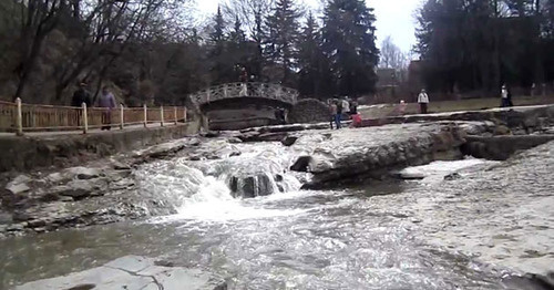 Пешеходный мост в Кисловодске. Кадр из видео Веры Красновой https://www.youtube.com/watch?v=titeJtEIlUM Пешеходный мост в Кисловодске. Кадр из видео Веры Красновой https://www.youtube.com/watch?v=titeJtEIlUM