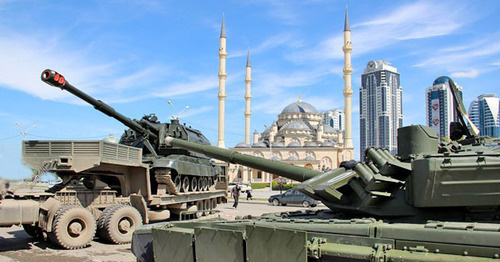 Военная техника на фоне мечети "Сердце Чечни". Грозный. Фото Магомеда Магомедова для "Кавказского узла" Военная техника на фоне мечети "Сердце Чечни". Грозный. Фото Магомеда Магомедова для "Кавказского узла"