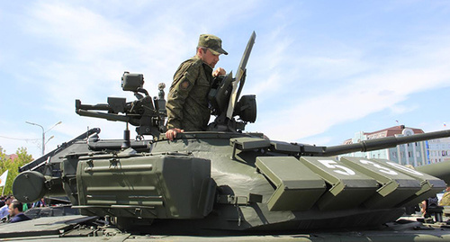 Военный на танке. Фото Магомеда Магомедова для "Кавказского узла" Военный на танке. Фото Магомеда Магомедова для "Кавказского узла"
