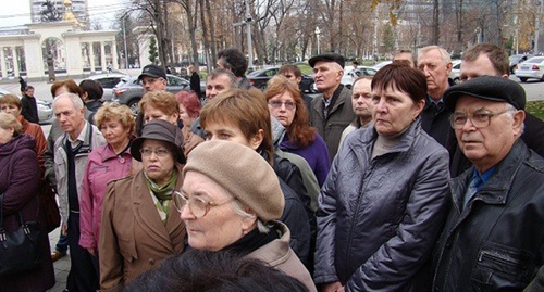 Работники завода имени Седина в Краснодаре на митинге.
Фото: http://bloknot-krasnodar.ru/news/v-krasnodare-rabotniki-zavoda-im-sedina-vyydut-na--711880 Работники завода имени Седина в Краснодаре на митинге.
Фото: http://bloknot-krasnodar.ru/news/v-krasnodare-rabotniki-zavoda-im-sedina-vyydut-na--711880
