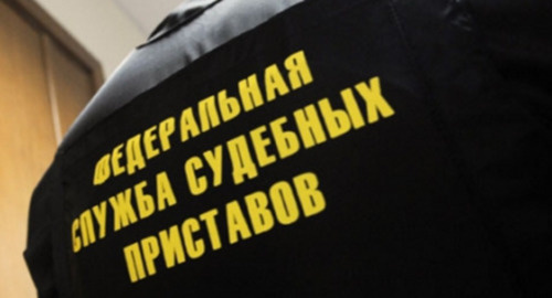 надпись на форменной одежде "Федеральная служба судебных приставов" Фото: Главное следственное управление СК РФ по Петербургу надпись на форменной одежде "Федеральная служба судебных приставов" Фото: Главное следственное управление СК РФ по Петербургу