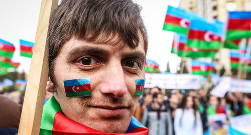 Участник антикризисного митинга в Баку. 15 марта 2015 г. Фото Азиза Каримова для "Кавказского узла" Участник антикризисного митинга в Баку. 15 марта 2015 г. Фото Азиза Каримова для "Кавказского узла"
