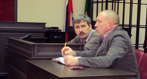 Валерий Бриних (слева) с адвокатом Андреем Сабининым в зале суда 25.06.2016. Фото Александра Петина Валерий Бриних (слева) с адвокатом Андреем Сабининым в зале суда 25.06.2016. Фото Александра Петина