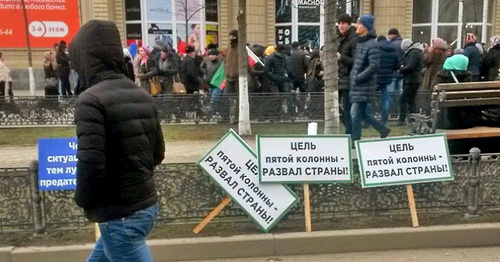 Пропагандистские плакаты на митинге в поддержку Рамзана Кадырова. Грозный, 22 января 2016 года. Фото Николая Петрова для "Кавказского узла" Пропагандистские плакаты на митинге в поддержку Рамзана Кадырова. Грозный, 22 января 2016 года. Фото Николая Петрова для "Кавказского узла"