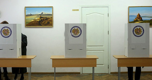 На избирательном участке во время голосования на референдуме. Фото: © PAN Photo / Varo Rafayelyan, Hrant Khachatryan, Karo Sahakyan На избирательном участке во время голосования на референдуме. Фото: © PAN Photo / Varo Rafayelyan, Hrant Khachatryan, Karo Sahakyan