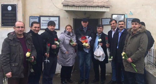 Активисты, пришедшие поздравить Хадиджу Исмайлову с 8 марта, перед зданием колонии. Баку, 7 марта 2016 года. Фото Парваны Байрамовой для "Кавказского узла" Активисты, пришедшие поздравить Хадиджу Исмайлову с 8 марта, перед зданием колонии. Баку, 7 марта 2016 года. Фото Парваны Байрамовой для "Кавказского узла"