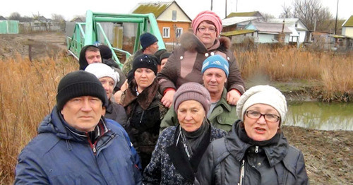 Обращение жителей села Лозное к губернатору Волгоградской области. Волгоградская область, 7 марта 2016 г. Кадр из видео пользователя Леонид М. https://www.youtube.com/watch?v=JMW_plCGYQY Обращение жителей села Лозное к губернатору Волгоградской области. Волгоградская область, 7 марта 2016 г. Кадр из видео пользователя Леонид М. https://www.youtube.com/watch?v=JMW_plCGYQY