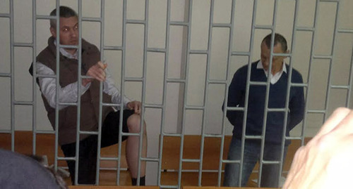 Станислав Клых демонстрирует журналистам "результаты допроса" в зале суда. Фото Мурада Мурадова для "Кавказского узла" Станислав Клых демонстрирует журналистам "результаты допроса" в зале суда. Фото Мурада Мурадова для "Кавказского узла"