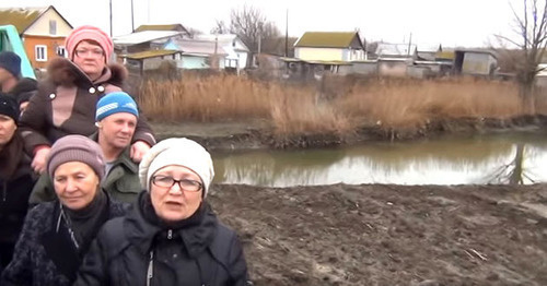 Обращение жителей села Лозное к губернатору Волгоградской области. Волгоградская область, 7 марта 2016 г. Кадр из видео пользователя Леонид М. https://www.youtube.com/watch?v=JMW_plCGYQY Обращение жителей села Лозное к губернатору Волгоградской области. Волгоградская область, 7 марта 2016 г. Кадр из видео пользователя Леонид М. https://www.youtube.com/watch?v=JMW_plCGYQY