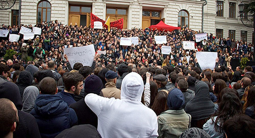 Протестующие студенты университета в Тбилиси. Фото: © Sputnik/ Levan Avlabreli, http://sputnik-georgia.ru/society/20160314/230588067.html
Протестующие студенты университета в Тбилиси. Фото: © Sputnik/ Levan Avlabreli, http://sputnik-georgia.ru/society/20160314/230588067.html
