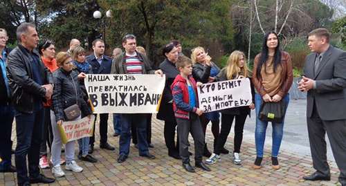 Митинг дольщиков 12 марта в Комсомольском сквере Сочи. Фото Светланы Кравченко для "Кавказского узла" Митинг дольщиков 12 марта в Комсомольском сквере Сочи. Фото Светланы Кравченко для "Кавказского узла"