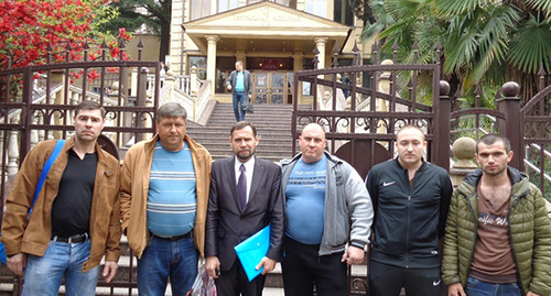 охранники ЧОО не получившие заработную плату за свой труд. Фото Светланы Кравченко для "Кавказского узла" охранники ЧОО не получившие заработную плату за свой труд. Фото Светланы Кравченко для "Кавказского узла"