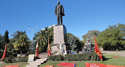 Памятник Ленину на Курортном проспекте, где намечено проведение митинга коммунисты на 26 марта. Фото Светланы Кравенко для "Кавказского узла" Памятник Ленину на Курортном проспекте, где намечено проведение митинга коммунисты на 26 марта. Фото Светланы Кравенко для "Кавказского узла"