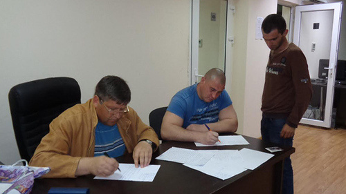 Охранники ЧОПа пишут очередное заявление прокурору после не выплаты зарплаты 21 марта. Фото Светланы Кравченко для "Кавказского узла" Охранники ЧОПа пишут очередное заявление прокурору после не выплаты зарплаты 21 марта. Фото Светланы Кравченко для "Кавказского узла"