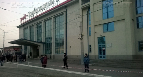 Оцепление Пригородного вокзала в Ростове-на-Дону. Фото: http://bloknot-rostov.ru/news/v-rostove-otsepili-tri-vokzala-iz-za-soobshcheniya-728056 Оцепление Пригородного вокзала в Ростове-на-Дону. Фото: http://bloknot-rostov.ru/news/v-rostove-otsepili-tri-vokzala-iz-za-soobshcheniya-728056