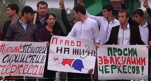 Митинг в поддержку сирийских черкесов, октябрь 2015. Фото: стоп-кадр видео "Митинг в поддержку сирийских черкесов" http://kchrline.ru/?p=21790 Митинг в поддержку сирийских черкесов, октябрь 2015. Фото: стоп-кадр видео "Митинг в поддержку сирийских черкесов" http://kchrline.ru/?p=21790