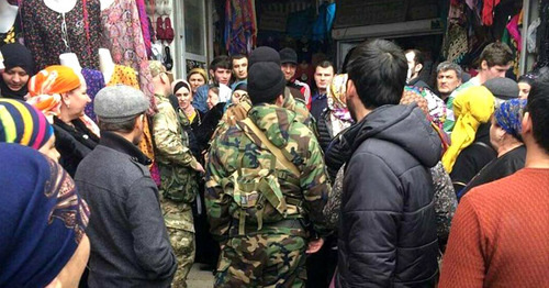 Недовольство торговцев в Хасавюрте вызвали рейды полицейских, изымающих продукты питания и текстиль из Турции. Фото Магомеда Магомедова для "Кавказского узла" Недовольство торговцев в Хасавюрте вызвали рейды полицейских, изымающих продукты питания и текстиль из Турции. Фото Магомеда Магомедова для "Кавказского узла"