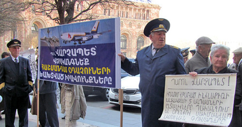 Акция протеста с требованием восстановить социальные выплаты. Надпись на плакате "Господин премьер, восстановите нарушенные права летчиков-инвалидов". Ереван, 31 марта 2016 г. Фото Тиграна Петросяна для "Кавказского узла" Акция протеста с требованием восстановить социальные выплаты. Надпись на плакате "Господин премьер, восстановите нарушенные права летчиков-инвалидов". Ереван, 31 марта 2016 г. Фото Тиграна Петросяна для "Кавказского узла"