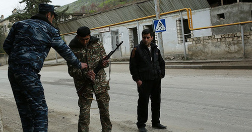 Вооруженные люди арцахского города Мардакерт. Нагорный Карабах, 4 апреля 2016 г. 
Фото: © PAN Photo / Vahan Stepanyan
