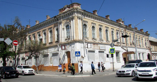 В доме №11 на улице Ленина проводятся ремонтные работы. Одна из версий отравления детей - пары ацетона или краски, которые используются в ходе ремонта. Астрахань. Фото Вячеслава Ященко для "Кавказского узла" В доме №11 на улице Ленина проводятся ремонтные работы. Одна из версий отравления детей - пары ацетона или краски, которые используются в ходе ремонта. Астрахань. Фото Вячеслава Ященко для "Кавказского узла"
