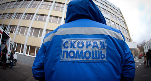 Сотрудник скорой помощи. Фото: http://hospitalization-md.ru/скорая-помощь-правила-вызова Сотрудник скорой помощи. Фото: http://hospitalization-md.ru/скорая-помощь-правила-вызова