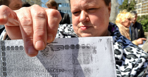 Потерпевшая Ирина Пидболячная со свидетельством о своей смерти, которое получили на нее дочери и затем оформили ее наследство на себя. Фото Светланы Кравченко для "Кавказского узла" Потерпевшая Ирина Пидболячная со свидетельством о своей смерти, которое получили на нее дочери и затем оформили ее наследство на себя. Фото Светланы Кравченко для "Кавказского узла"