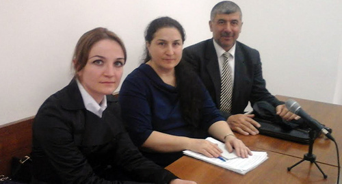 Слева направо - адвокат Фатима Салпагарова, Лейла Аркелова и общественный защитник Курман-Алм Болатчиев в Черкесском горсуде  21.04.2016. Фото Аси Капаевой для "Кавказского узла"