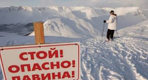 Предупреждающая табличяка на склоне горы. Фото: https://www.facebook.com/mchs.press23/photos/a.662616437167310.1073741825.662616363833984/929018080527143/?type=3&theater Предупреждающая табличяка на склоне горы. Фото: https://www.facebook.com/mchs.press23/photos/a.662616437167310.1073741825.662616363833984/929018080527143/?type=3&theater