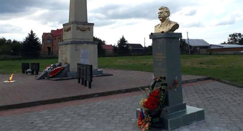 Бюст Сталину в селении Озрек Лескенского района Кабардино-Балкарии. Фото: http://kavtoday.ru/14356
© www.kavtoday.ru. Бюст Сталину в селении Озрек Лескенского района Кабардино-Балкарии. Фото: http://kavtoday.ru/14356
© www.kavtoday.ru.