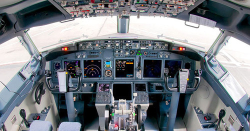 Кабина экипажа Boeing 737-800 авиакомпании FlyDubai. Фото https://ru.wikipedia.org Кабина экипажа Boeing 737-800 авиакомпании FlyDubai. Фото https://ru.wikipedia.org