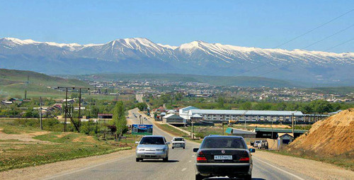 По дороге в Буйнакск. Дагестан. Фото: Шамиль Шангереев http://odnoselchane.ru/ По дороге в Буйнакск. Дагестан. Фото: Шамиль Шангереев http://odnoselchane.ru/