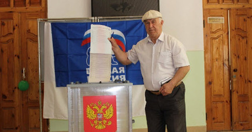 На одном из избирательных участков во время праймериза "Единой России" в Дагестане. 22 мая 2016 г. Фото http://www.riadagestan.ru/ На одном из избирательных участков во время праймериза "Единой России" в Дагестане. 22 мая 2016 г. Фото http://www.riadagestan.ru/