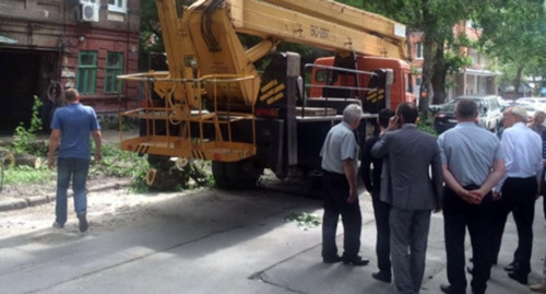 Спецтехника около аварийного дома в Ростове-на-Дону. Фото: http://bloknot-rostov.ru/news/v-rostove-iz-za-ugrozy-obrusheniya-doma-ekstrenno--752666 Спецтехника около аварийного дома в Ростове-на-Дону. Фото: http://bloknot-rostov.ru/news/v-rostove-iz-za-ugrozy-obrusheniya-doma-ekstrenno--752666