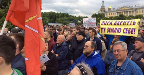 Митинг против присвоения мосту имени Ахмата Кадырова. Санкт-Петербург, 6 июня 2016 г. Фото: Tatyana Voltskaya (RFE/RL) Митинг против присвоения мосту имени Ахмата Кадырова. Санкт-Петербург, 6 июня 2016 г. Фото: Tatyana Voltskaya (RFE/RL)