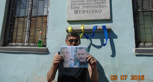 Игорь Стенин у дома Т. Шевченко где останавливался Т.Г. Шевченко . Фото Елены Гребенюк для "Кавказского узла" Игорь Стенин у дома Т. Шевченко где останавливался Т.Г. Шевченко . Фото Елены Гребенюк для "Кавказского узла"