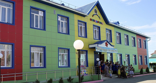Открытие детсада на 120 мест в Хасавюрте. Фото: http://www.riadagestan.ru/news/president/glava_dagestana_otkryl_novyy_detskiy_sad_na_120_mest_v_gorode_khasavyurte/ Открытие детсада на 120 мест в Хасавюрте. Фото: http://www.riadagestan.ru/news/president/glava_dagestana_otkryl_novyy_detskiy_sad_na_120_mest_v_gorode_khasavyurte/