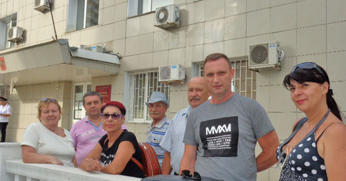 Казак Фетисов (в центре) со свидетелями. Фото Светланы Кравченко для "Кавказского узла" Казак Фетисов (в центре) со свидетелями. Фото Светланы Кравченко для "Кавказского узла"