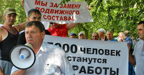 Плакат участников митинга против ликвидации маршрутов общественного транспорта. Волгоград, 4 июля 2016 г. Фото Татьяны Филимоновой для "Кавказского узла" Плакат участников митинга против ликвидации маршрутов общественного транспорта. Волгоград, 4 июля 2016 г. Фото Татьяны Филимоновой для "Кавказского узла"