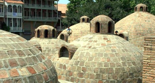 Крыша здания серных бань в Тбилиси. Фото: Travelgeorgia.ru Крыша здания серных бань в Тбилиси. Фото: Travelgeorgia.ru