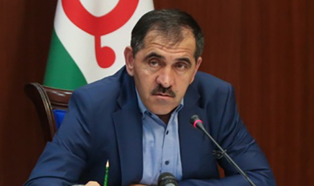 Юнус-Бек Евкуров. Фото: http://www.ingushetia.ru/news/v_magase_segodnya_obsudili_osnovnye_napravleniya_kontseptsii_molodyezhnoy_politiki_respubliki_do_202/ Юнус-Бек Евкуров. Фото: http://www.ingushetia.ru/news/v_magase_segodnya_obsudili_osnovnye_napravleniya_kontseptsii_molodyezhnoy_politiki_respubliki_do_202/