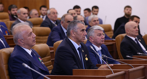 Заседании парламента ЧР, июнь 2016. Фото: http://www.parlamentchr.ru/press-centre/fotoreportazhi/3656-parlament-chr-prinyal-reshenie-o-samorospuske Заседании парламента ЧР, июнь 2016. Фото: http://www.parlamentchr.ru/press-centre/fotoreportazhi/3656-parlament-chr-prinyal-reshenie-o-samorospuske