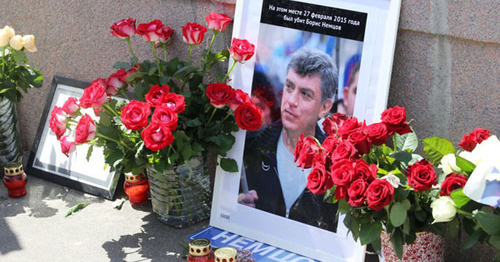 Цветы и портрет на месте убийства Немцова. Фото: RFE/RL Цветы и портрет на месте убийства Немцова. Фото: RFE/RL