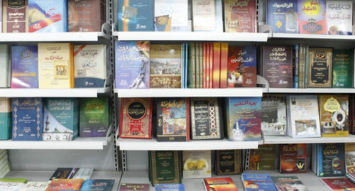 Витрина с исламскими товарами. Фото: http://islamreview.ru/news/groznyj-proverki-magazinov-musulmanskih-tovarov/ Витрина с исламскими товарами. Фото: http://islamreview.ru/news/groznyj-proverki-magazinov-musulmanskih-tovarov/