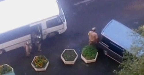 Спецоперация в жилом доме на Ленинском проспекте. Санкт-Петербург, 17 августа 2016 г. Кадр из видео пользователя Sheldon Cuper https://www.youtube.com/watch?v=5ZrizenCWoo