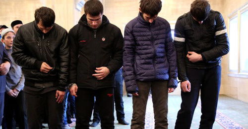 Молодые людям, совершившие в ноябре 2015 года поджог зиярта (мавзолея) на могиле почитаемого в Чечне богослова Янгульби-хаджи Дохтукаева. Фото http://www.grozny-inform.ru/news/society/66542/ Молодые людям, совершившие в ноябре 2015 года поджог зиярта (мавзолея) на могиле почитаемого в Чечне богослова Янгульби-хаджи Дохтукаева. Фото http://www.grozny-inform.ru/news/society/66542/