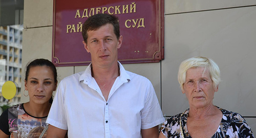 Семья Савельевых у входа в суд. Фото Светланы Кравчнеко для "Кавказского узла" Семья Савельевых у входа в суд. Фото Светланы Кравчнеко для "Кавказского узла"