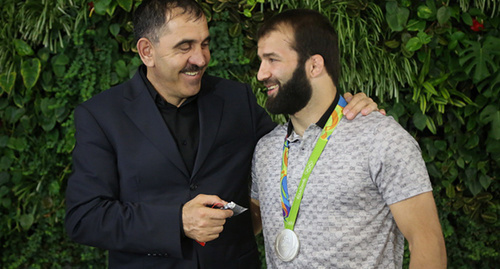 Зелимхан Картоев и Юнус-Бека Евкуров. Фото6 http://www.ingushetia.ru/news/budem_menyat_prioritety_v_sporte_yunus_bek_evkurov/ Зелимхан Картоев и Юнус-Бека Евкуров. Фото6 http://www.ingushetia.ru/news/budem_menyat_prioritety_v_sporte_yunus_bek_evkurov/