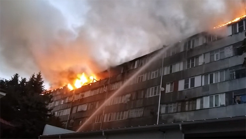 Пожар в доме по улице Энгельса в Ессентуках. Фото: стоп-кадр видео "Причиной крупного пожара в Ессентуках стала сигарета" https://www.youtube.com/watch?v=9xJSkJ0_l90 Пожар в доме по улице Энгельса в Ессентуках. Фото: стоп-кадр видео "Причиной крупного пожара в Ессентуках стала сигарета" https://www.youtube.com/watch?v=9xJSkJ0_l90