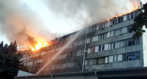 Пожар в доме по улице Энгельса в Ессентуках. Скриншот видеозаписи на странице ГТРК "Ставрополье" в YouTube, www.youtube.com/watch?v=9xJSkJ0_l90 Пожар в доме по улице Энгельса в Ессентуках. Скриншот видеозаписи на странице ГТРК "Ставрополье" в YouTube, www.youtube.com/watch?v=9xJSkJ0_l90