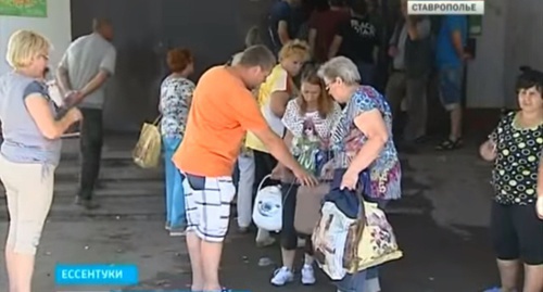 Эвакуированные жильцы дома в Ессентуках. Скриншот из репортажа ГТРК "Ставрополье", Youtube.com Эвакуированные жильцы дома в Ессентуках. Скриншот из репортажа ГТРК "Ставрополье", Youtube.com